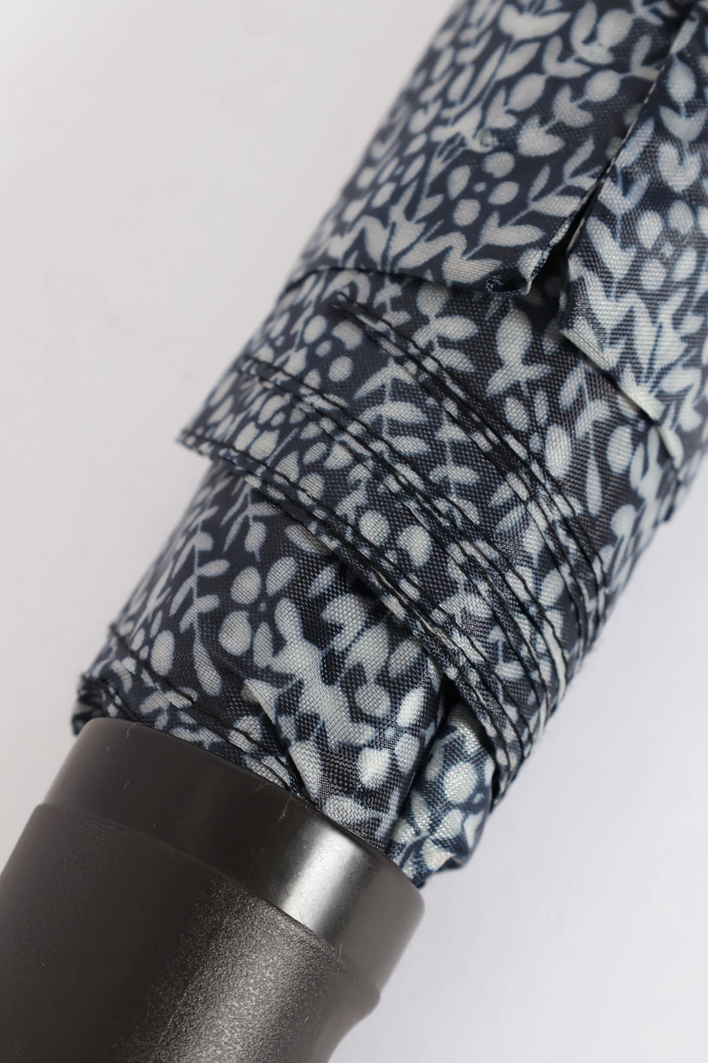 3-Fold Compact Leaf Print Umbrella - Black/White - Image 3