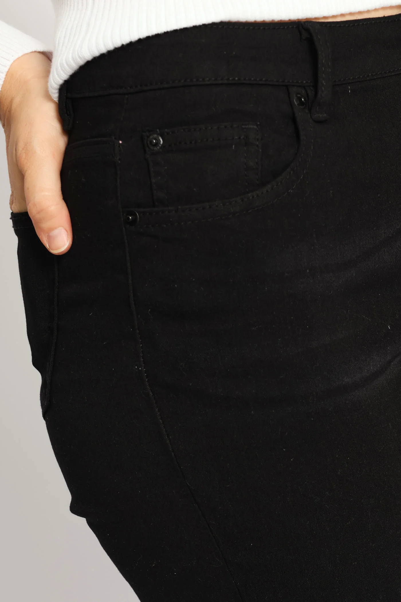 Abraised Knee Anklegrazer Skinny Jean - Black - Image 6
