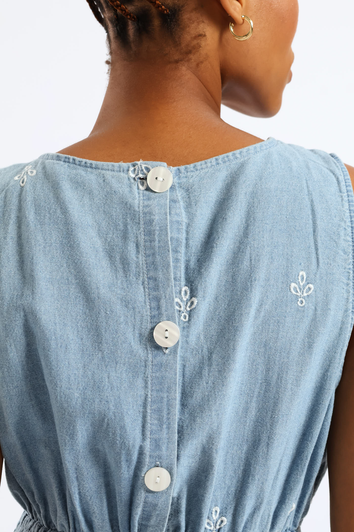 Anglaise Detail Shirred Waist Fit & Flare Midi Dress - Light Wash - Image 4