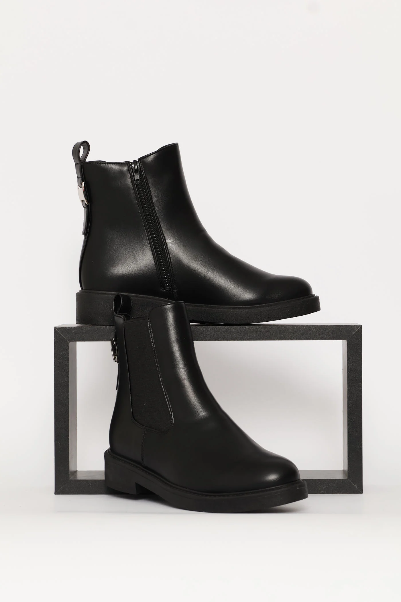 Back Trim Classic Chelsea Boot - Black - Image 3