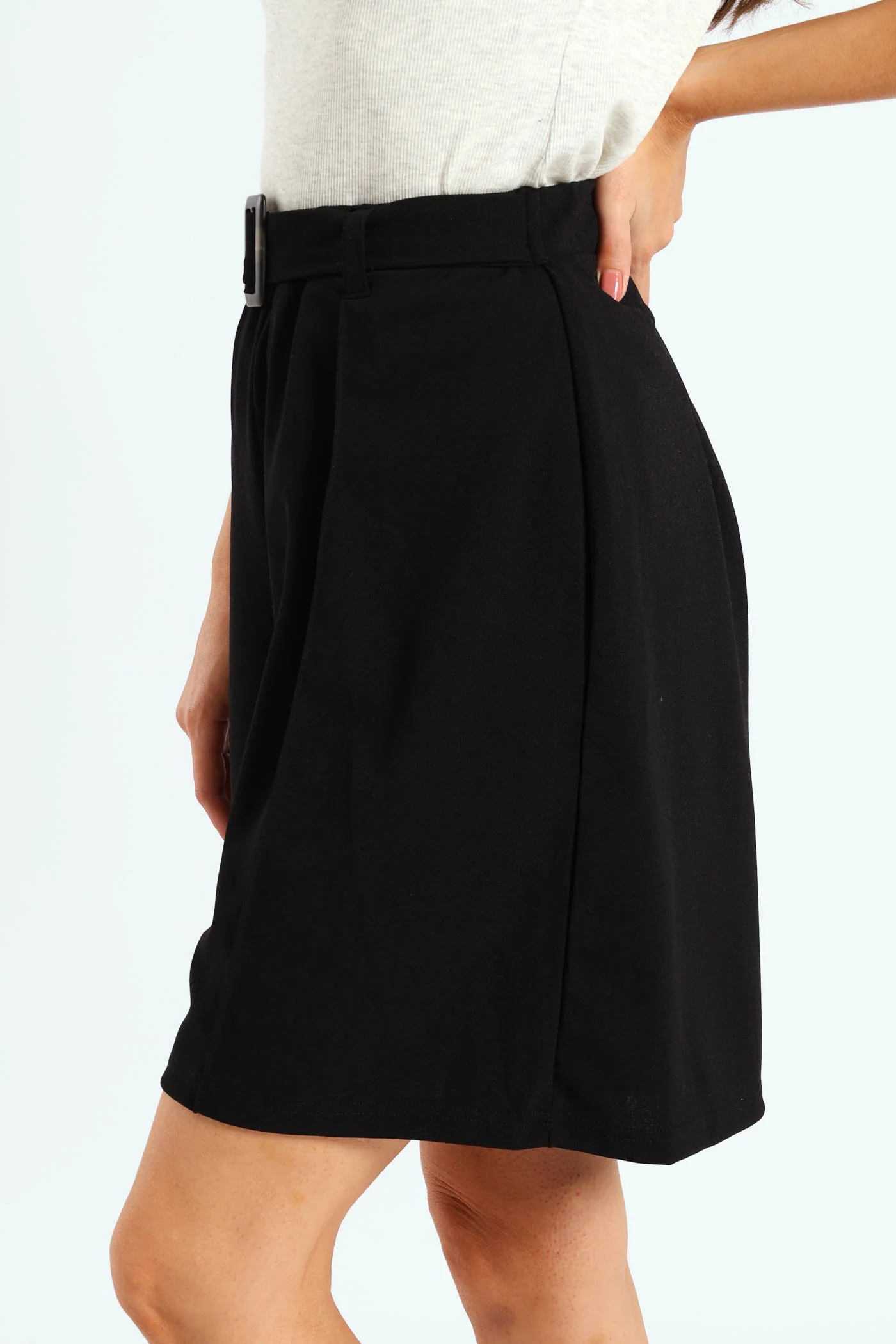 Belted Pleated Knit Mid-Thigh Shorts - Black - Image 2