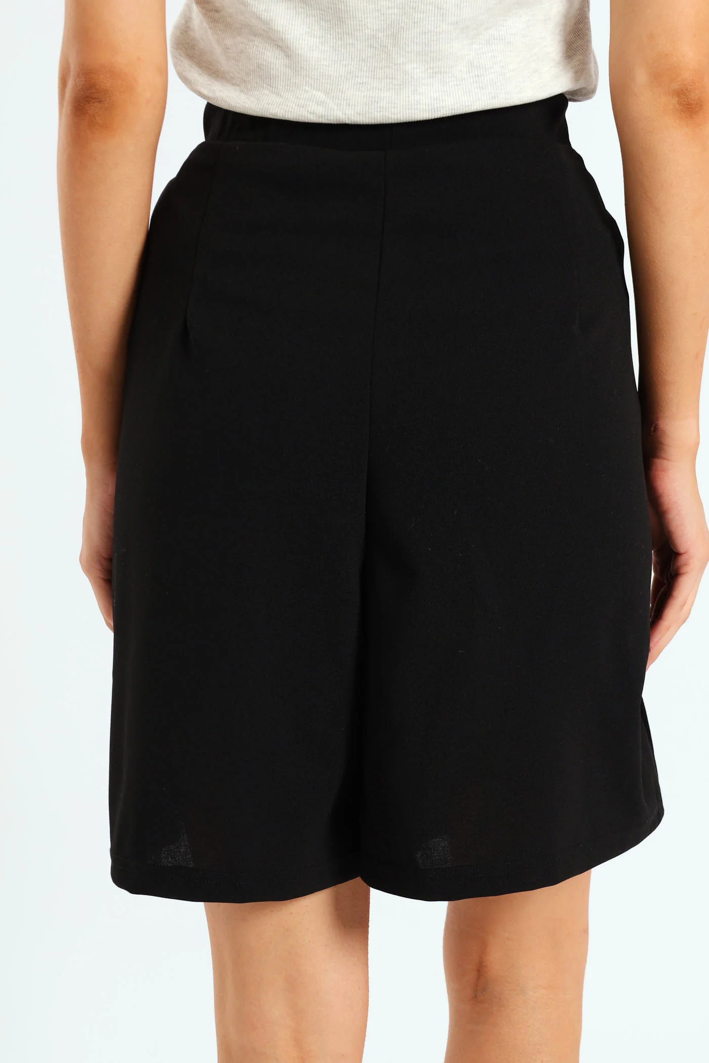 Belted Pleated Knit Mid-Thigh Shorts - Black - Image 3