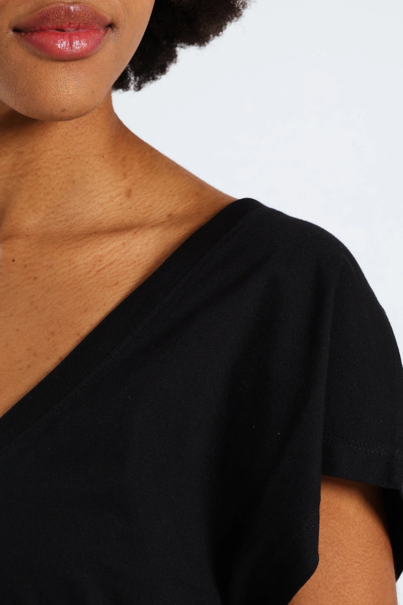 Boxy V-Tee - Black - Image 4