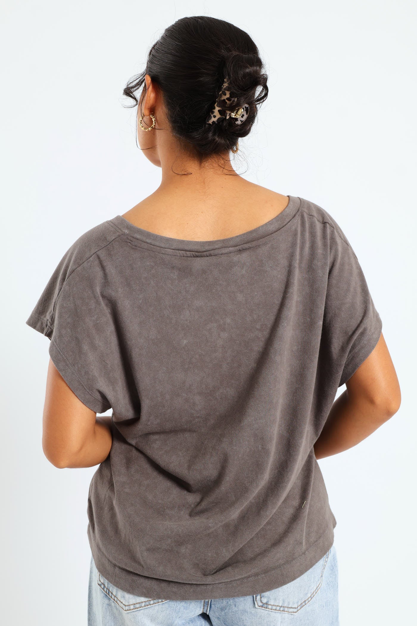 Boxy V-Tee - Charcoal - Image 4