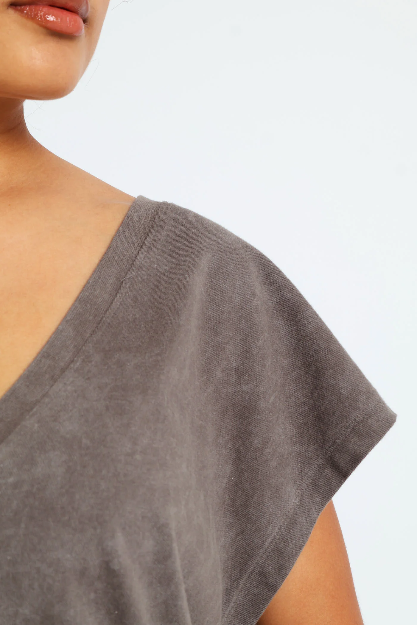 Boxy V-Tee - Charcoal - Image 5