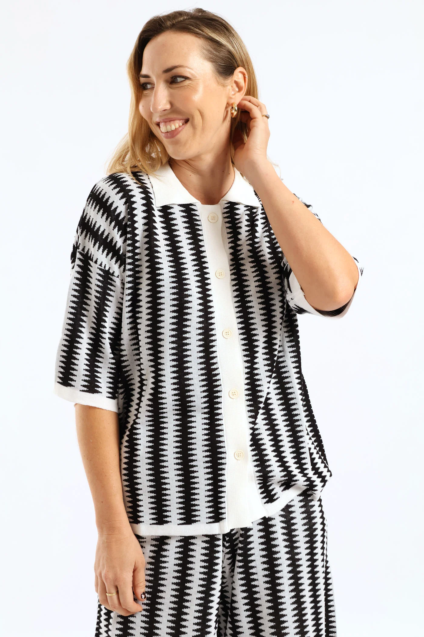 Button Through Knitwear Collared Shirt - Black/White - Image 3