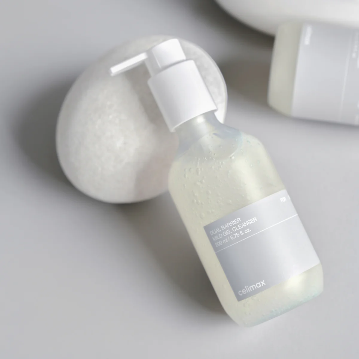 Dual Barrier Mild Gel Cleanser - 200ml - Image 3