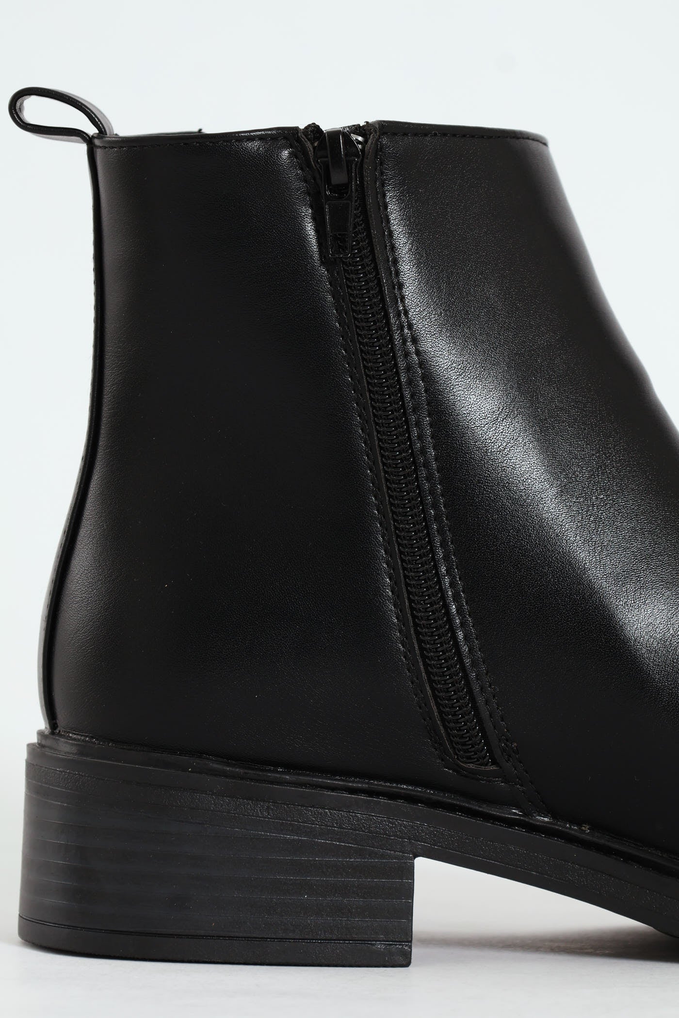 Classy Monotone Chelsea Boot - Black - Image 2