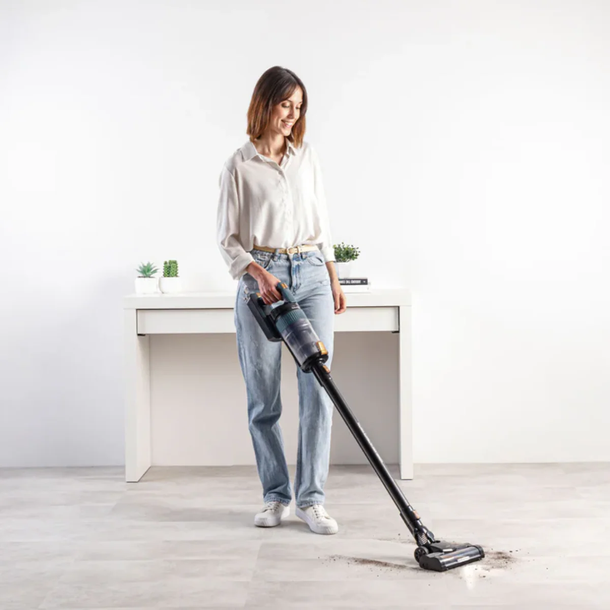 Cordless Rechargeable Plastic Vacuum Cleaner - Black - Image 4