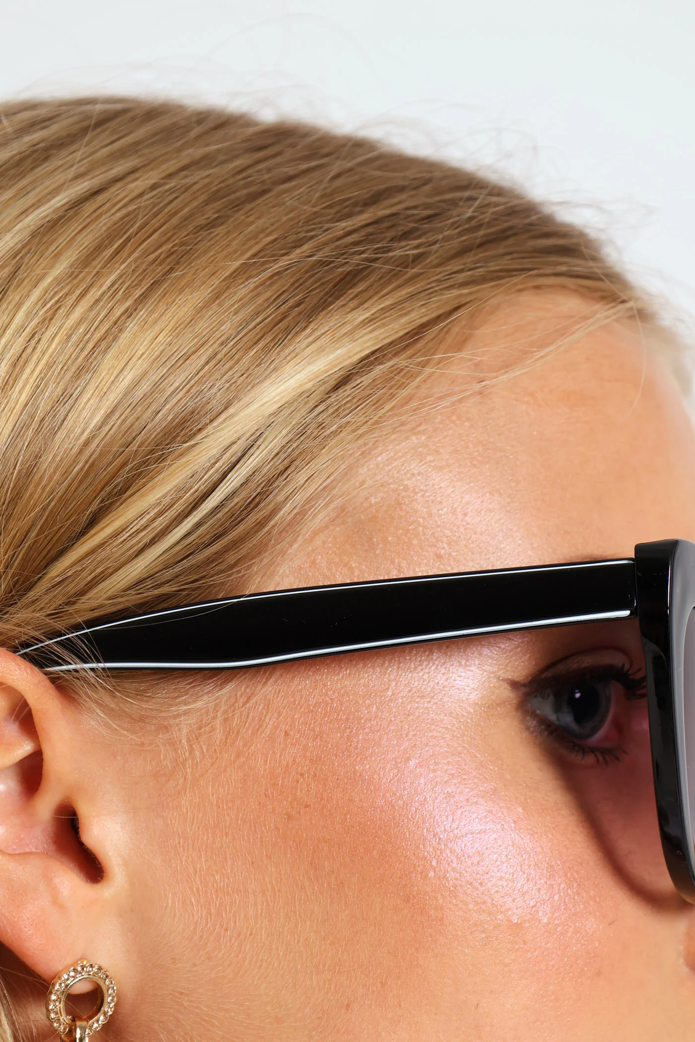 Curved Cateye White Line Temple  Sunglasses - Black - Image 3