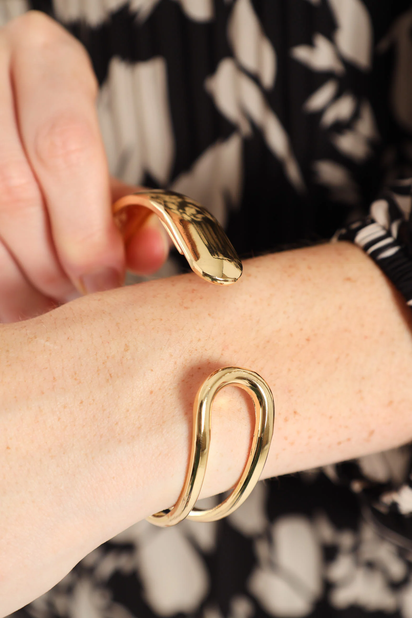 Cutout Cuff Bracelet - Gold - Image 3