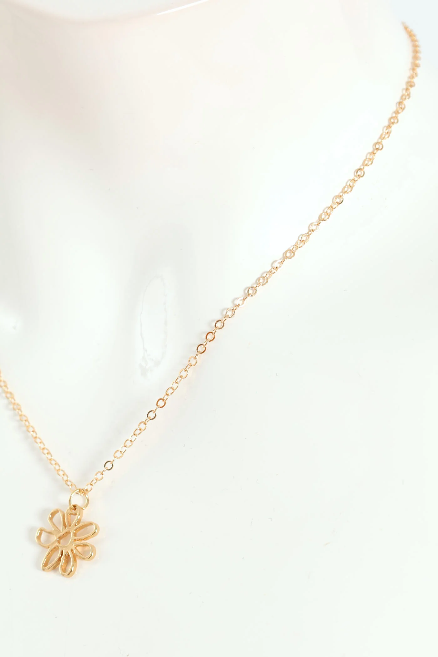 Cutout Floral Pendant Necklace - Gold - Image 4