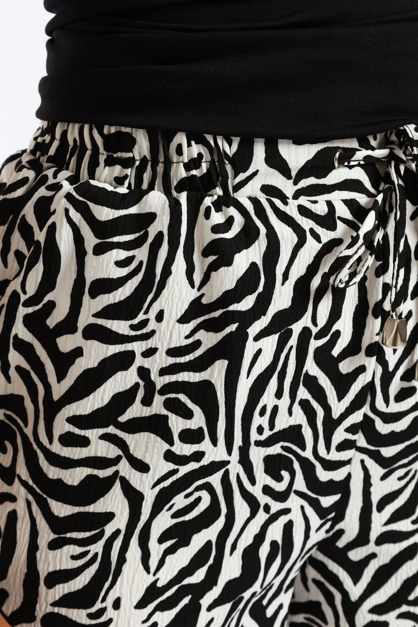 Drawstring Eyelet Crinkle Bermuda Toggle Shorts - Black/Beige - Image 5