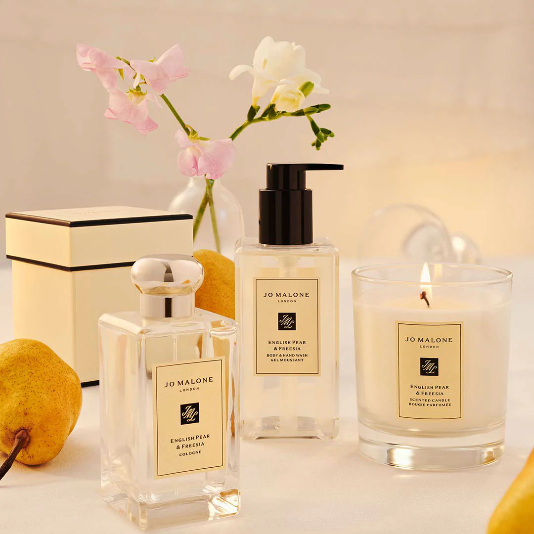 English Pear & Freesia Classic Candle - Image 3