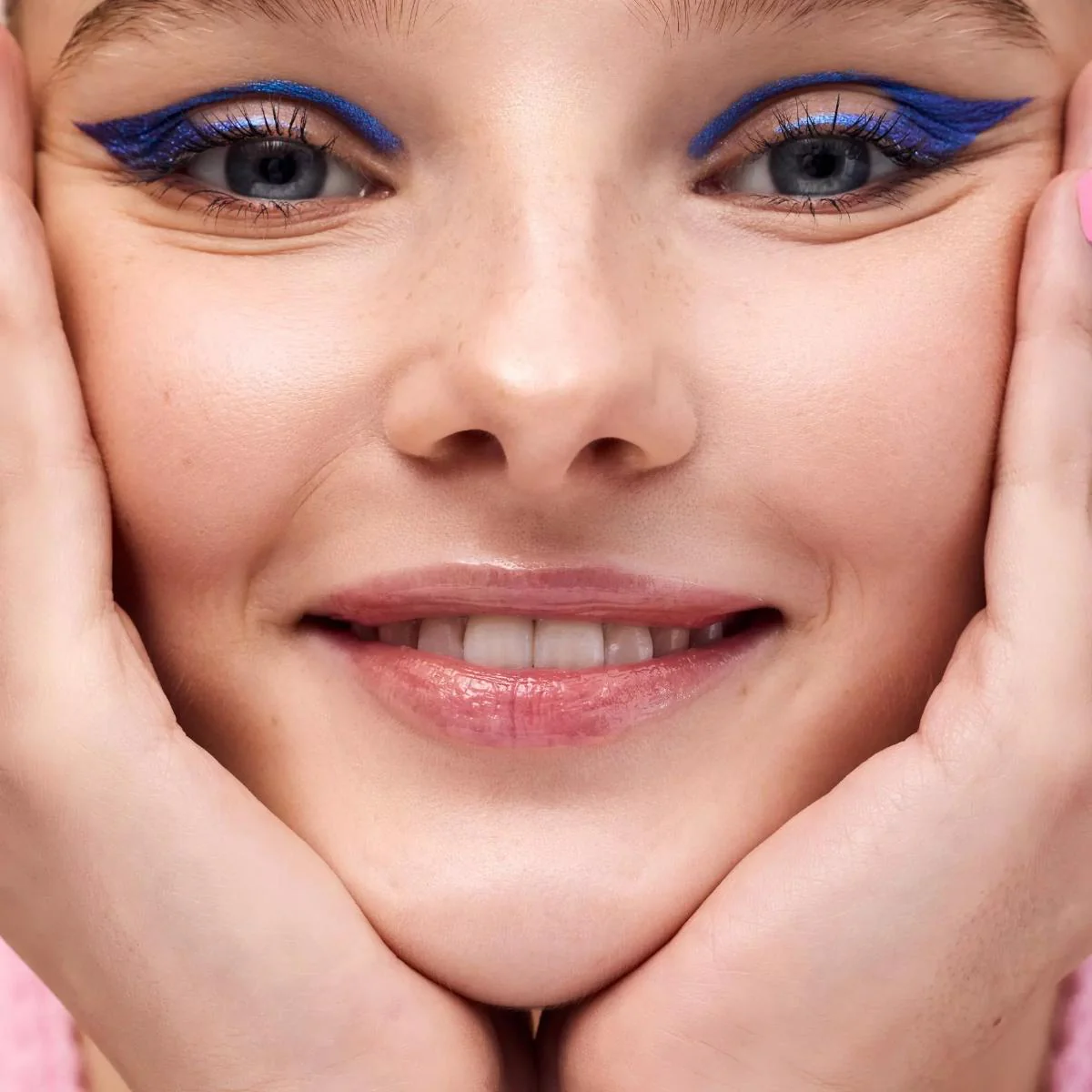 Superman Swirl Lip Mask - Image 3