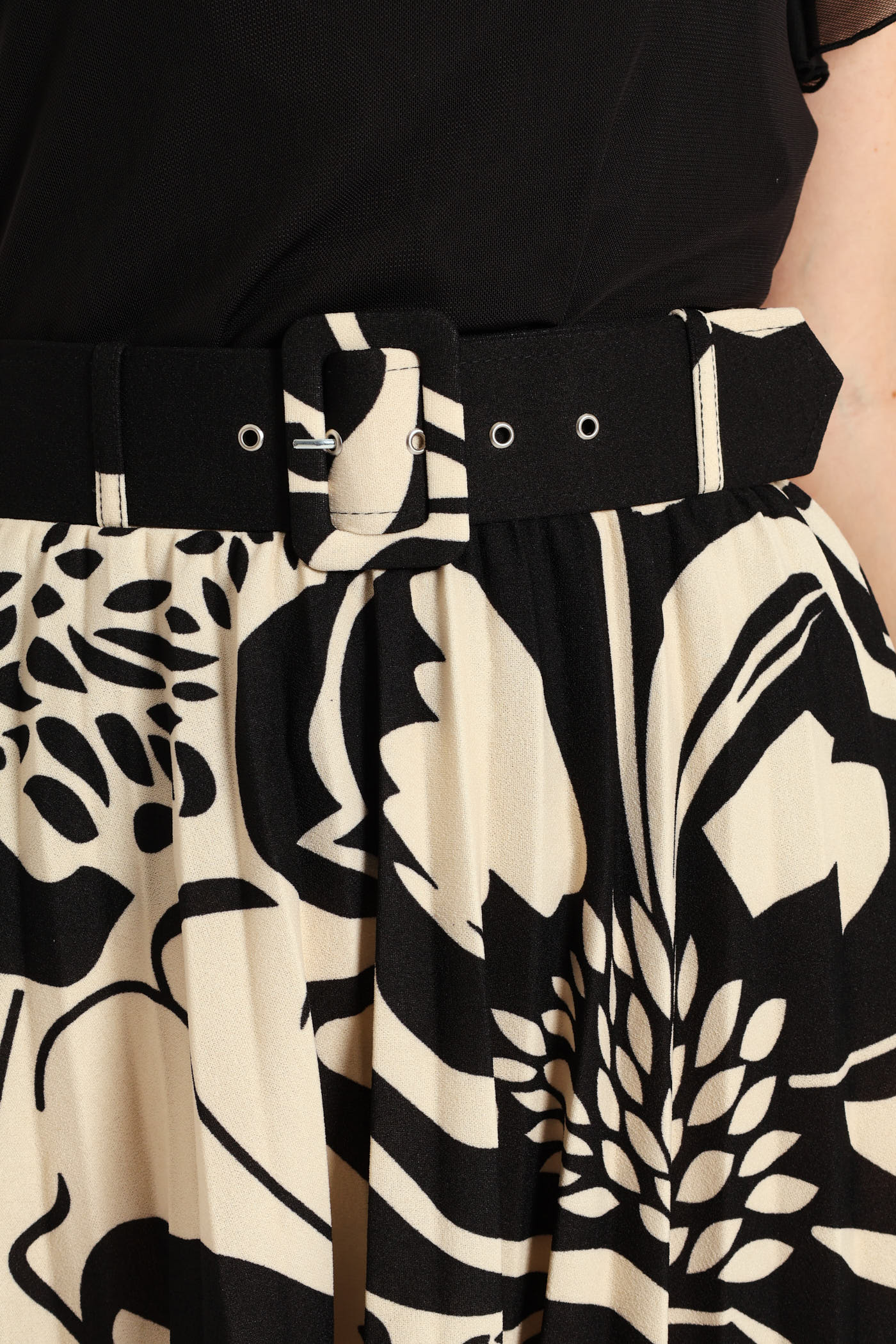 Floral Bold Pleated Midi Skirt - Black/Cream - Image 5