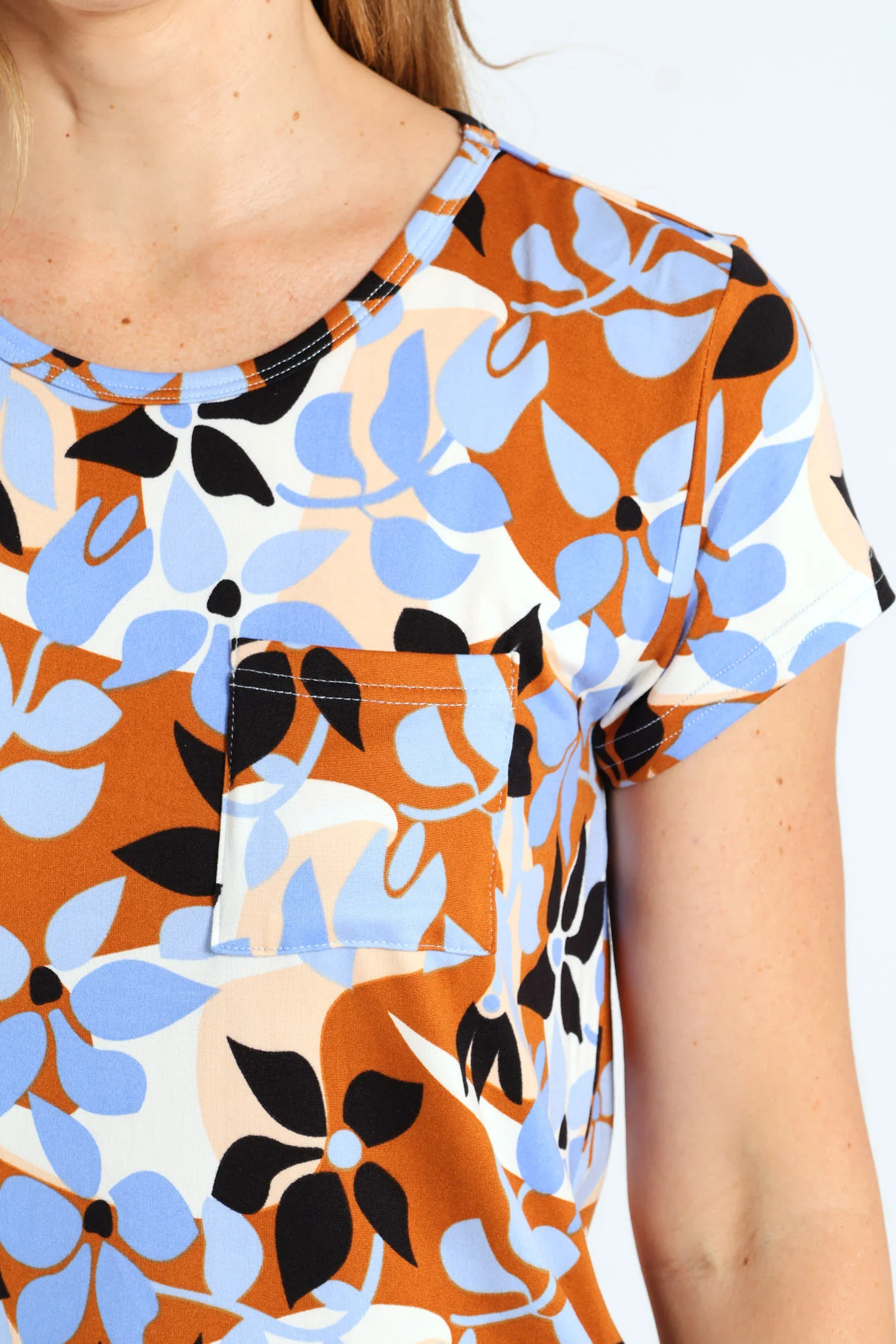 Floral Print Swirl Pocket Tee - Cream/Blue - Image 4