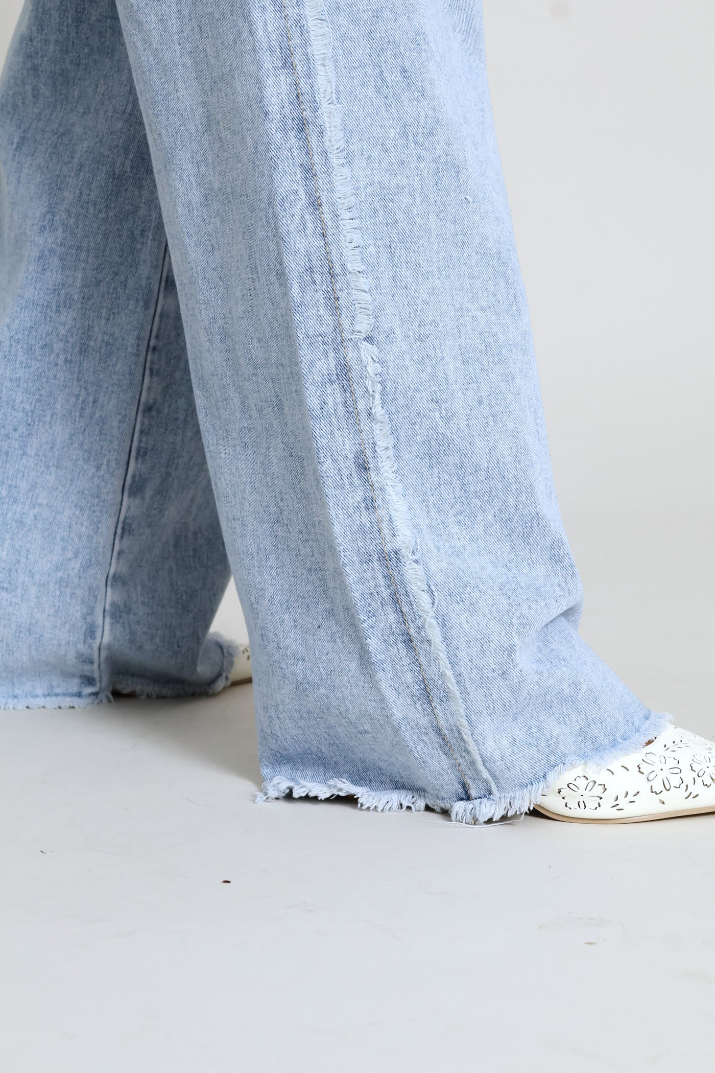 Hi-Rise Self Belt Frayed Side & Hem Wide Leg Denim - Light Wash - Image 5