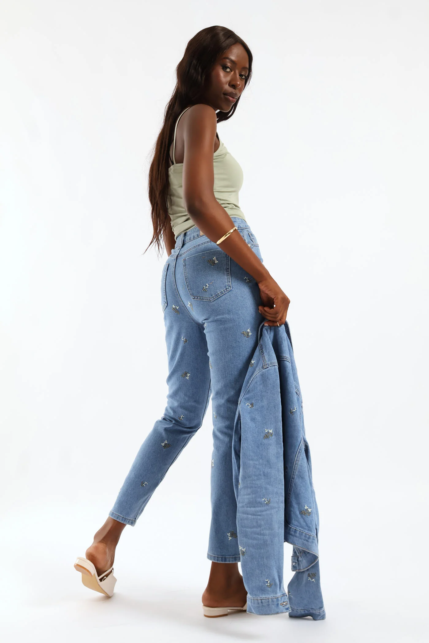 Hi-Rise White Daisies Print Embroidered Mom Jeans - Light Wash - Image 3