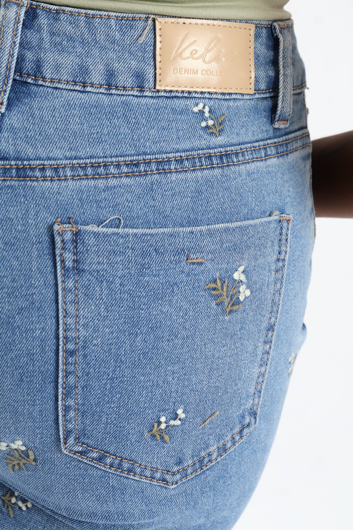Hi-Rise White Daisies Print Embroidered Mom Jeans - Light Wash - Image 4