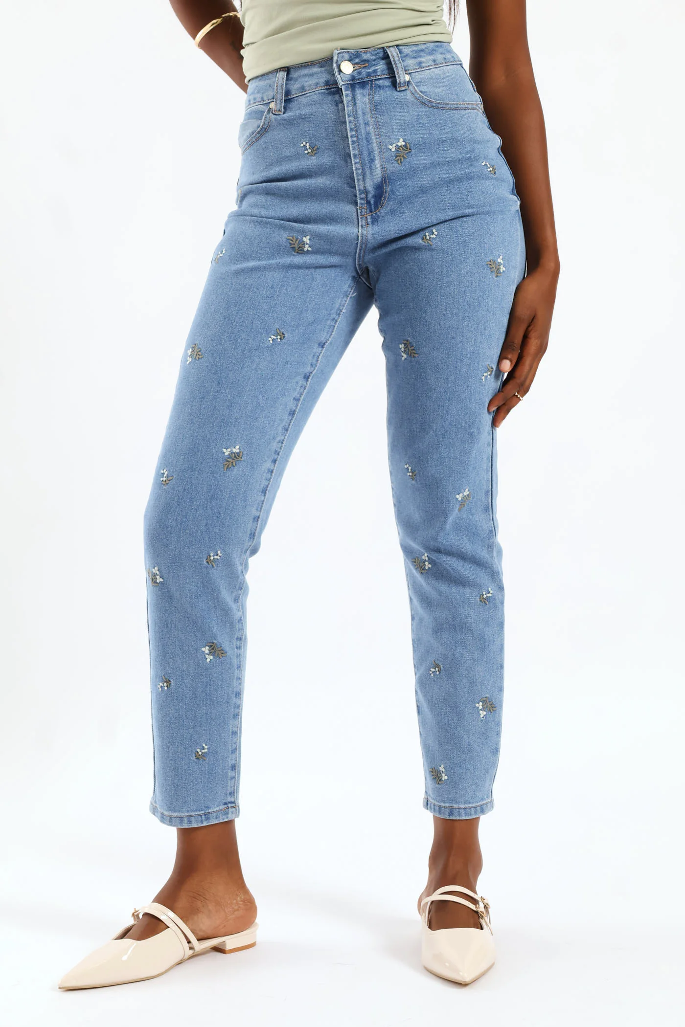 Hi-Rise White Daisies Print Embroidered Mom Jeans - Light Wash - Image 5