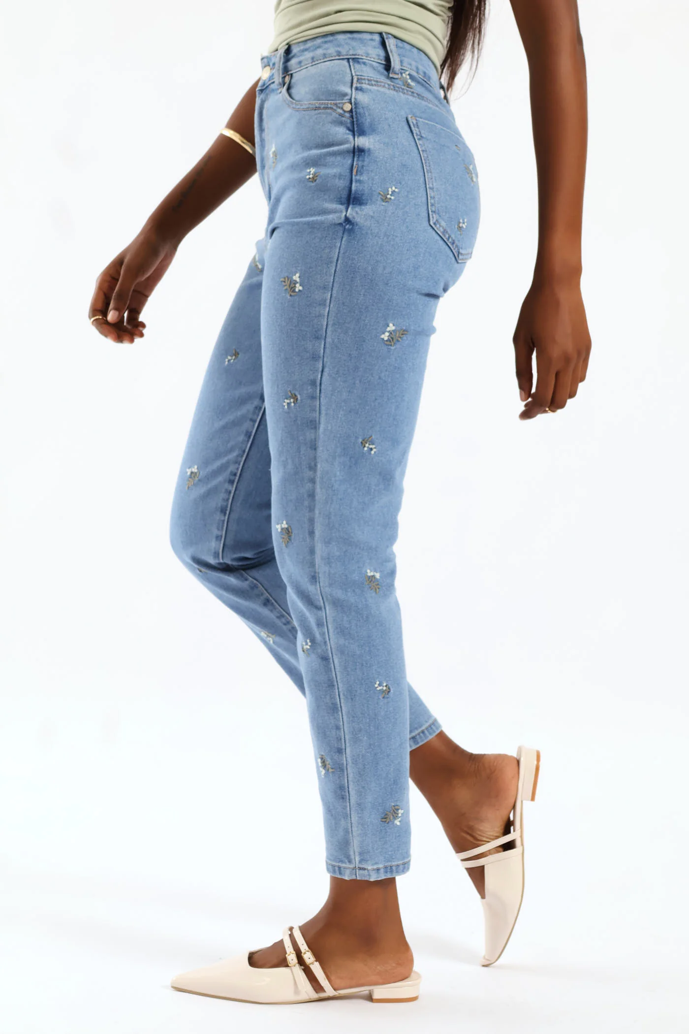Hi-Rise White Daisies Print Embroidered Mom Jeans - Light Wash - Image 6