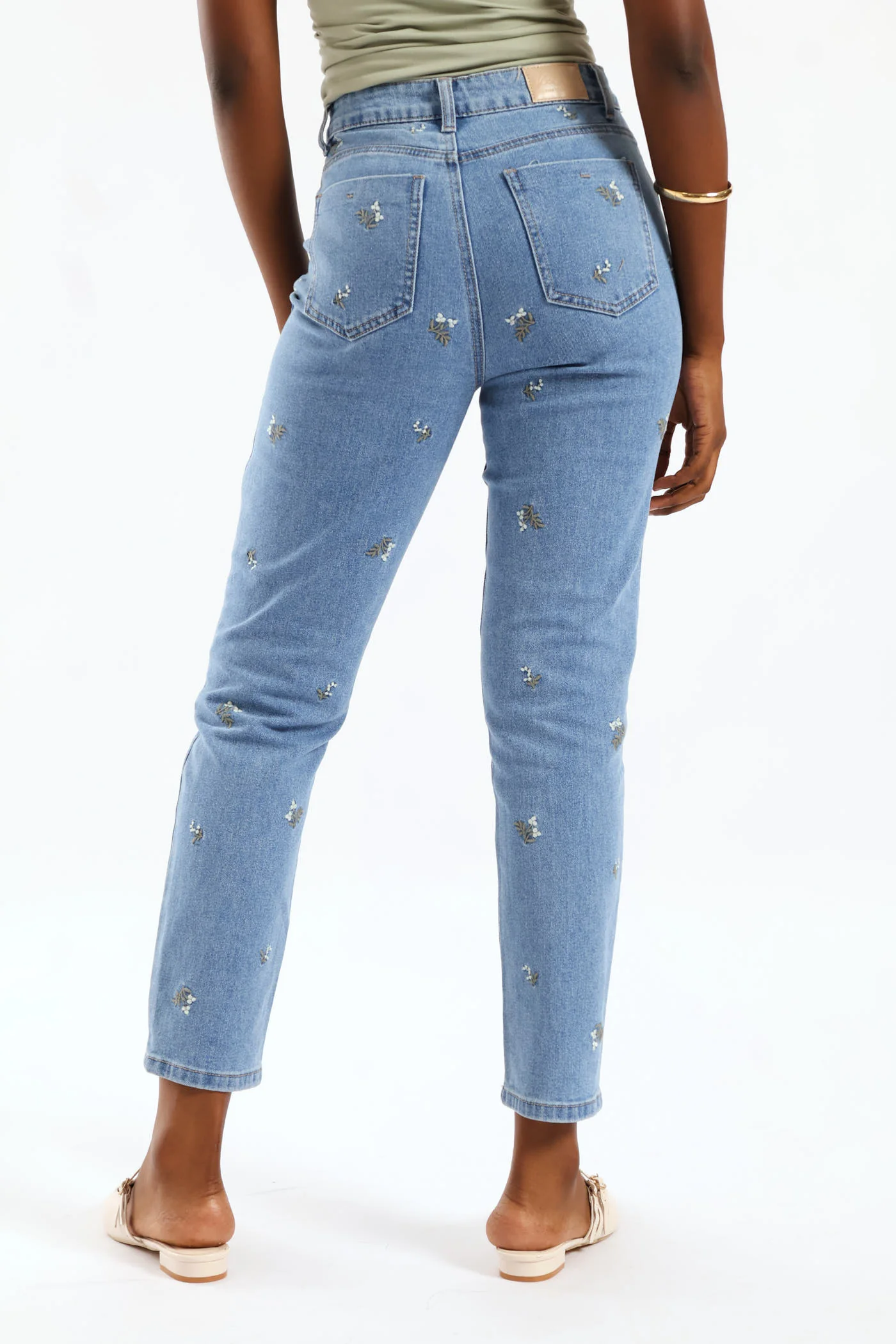 Hi-Rise White Daisies Print Embroidered Mom Jeans - Light Wash - Image 7