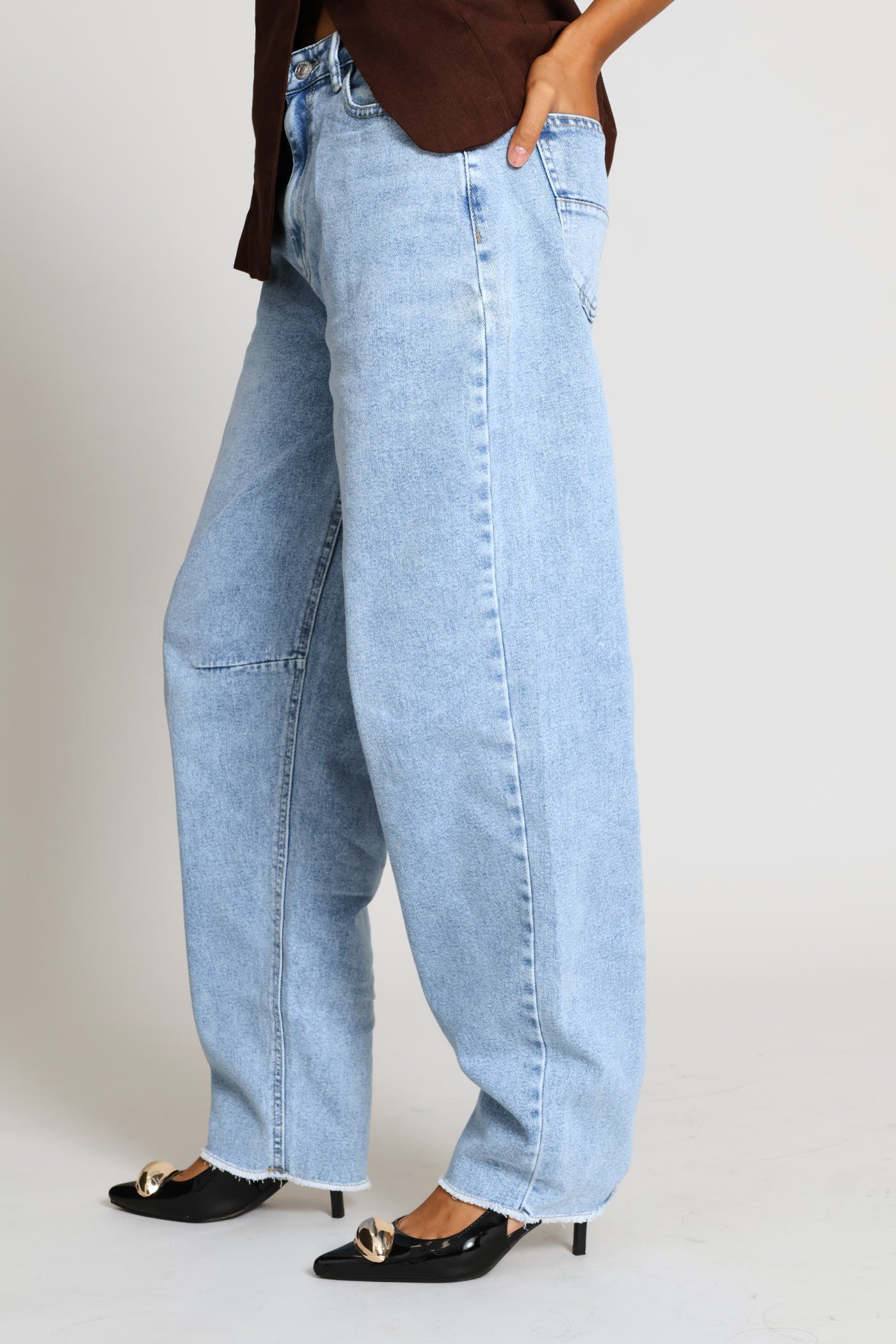 Hi Waist Raw Hem Barrel Denim - Light Wash - Image 3