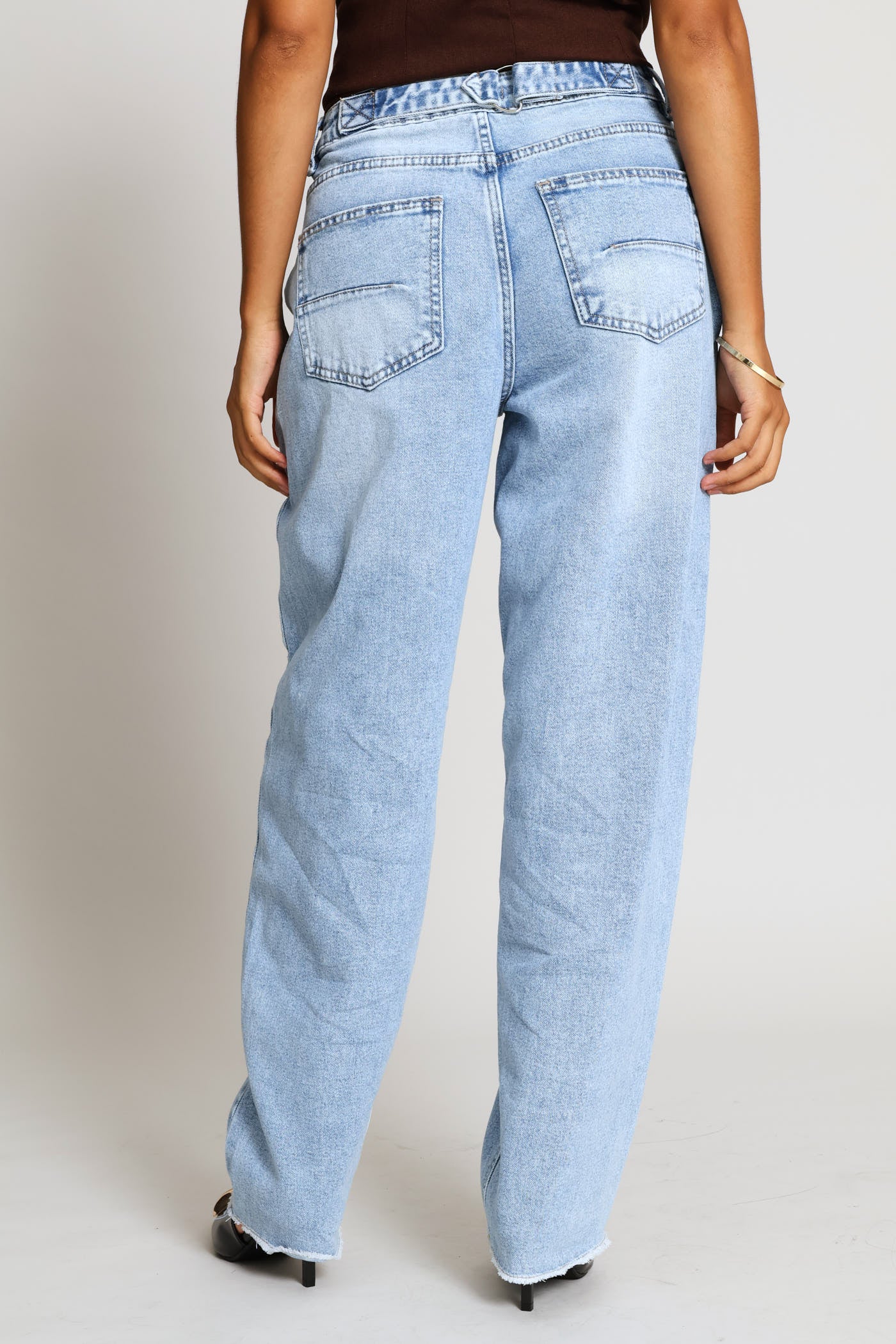 Hi Waist Raw Hem Barrel Denim - Light Wash - Image 4