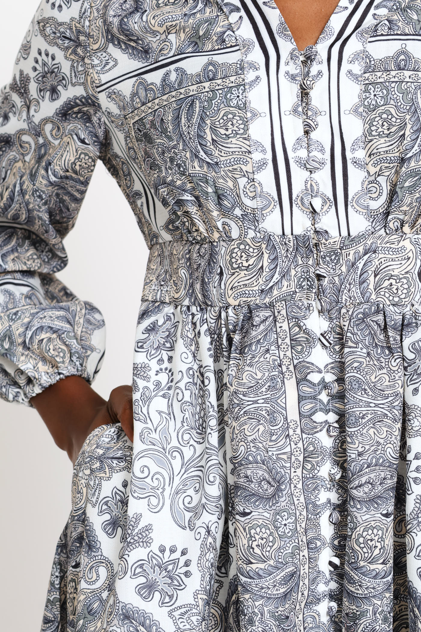 Long Sleeve V-Neck Waisted Border Print Maxi Dress - Grey - Image 3