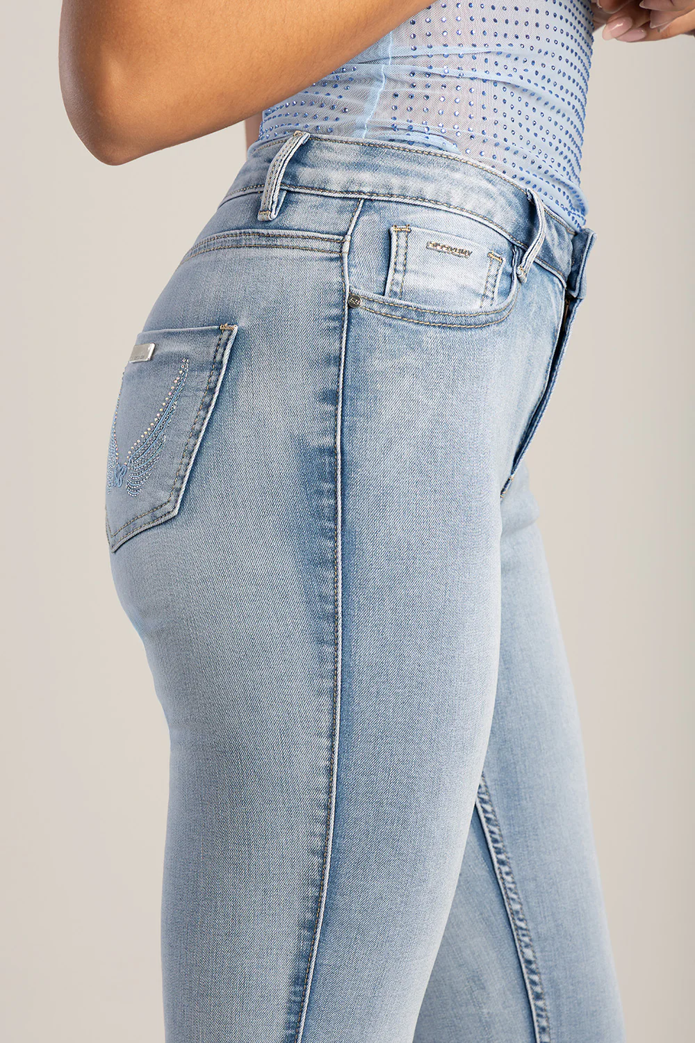 Mid Waist Skinny Denim With Back Pocket Embroidery - Light Blue - Image 4