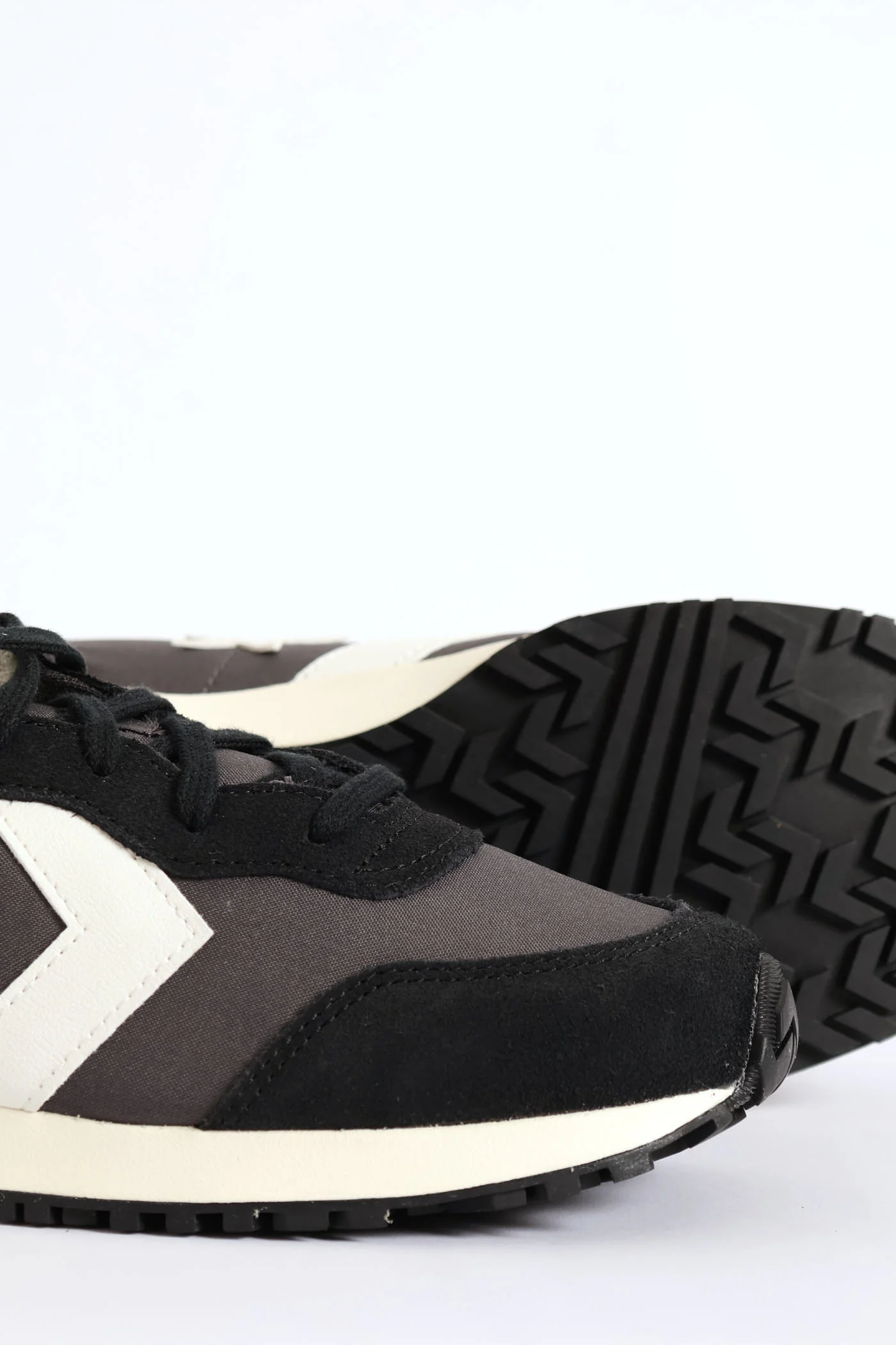 Omega Trainer - Black - Image 2