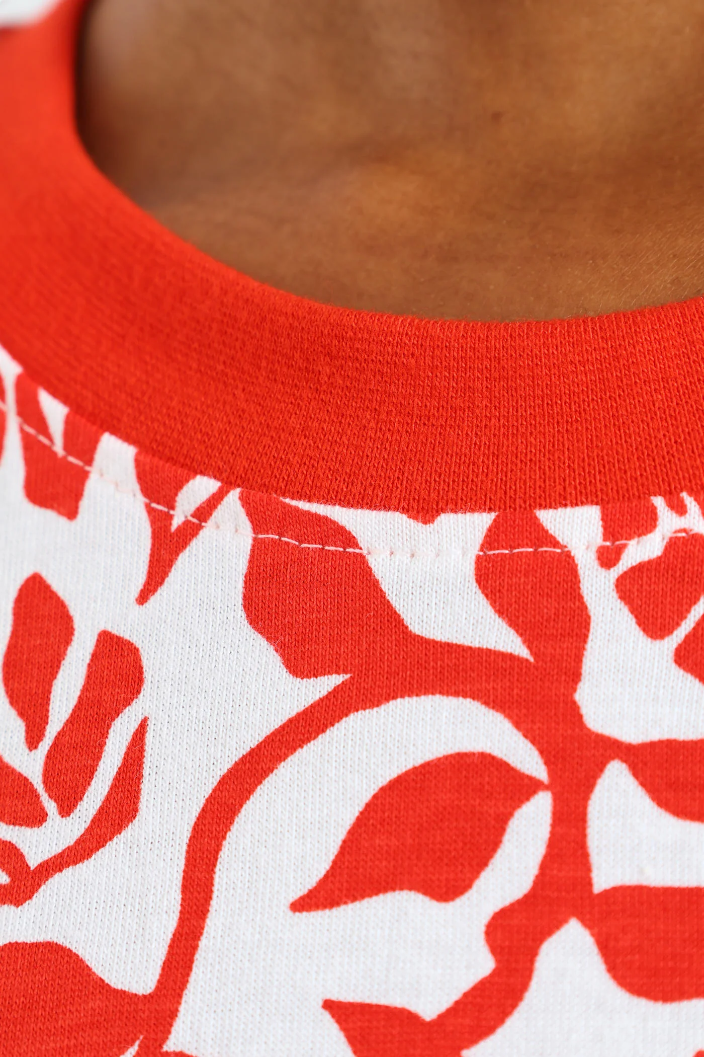 Plain Rib Neck Boxy Abstract Leaf Print Tee - Vermilion - Image 4