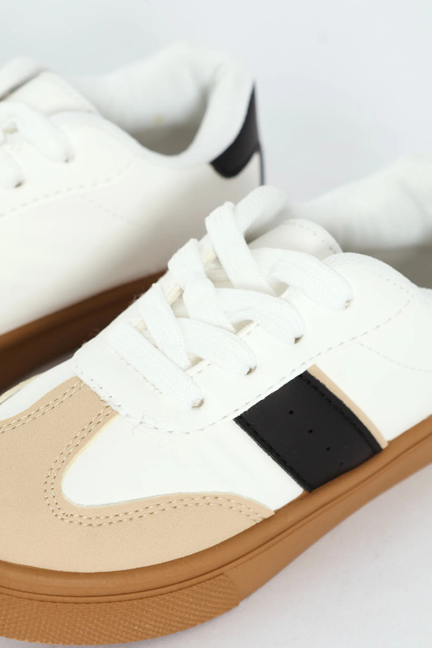 Pre-Girls Gumsole Sneaker - White/Black - Image 2