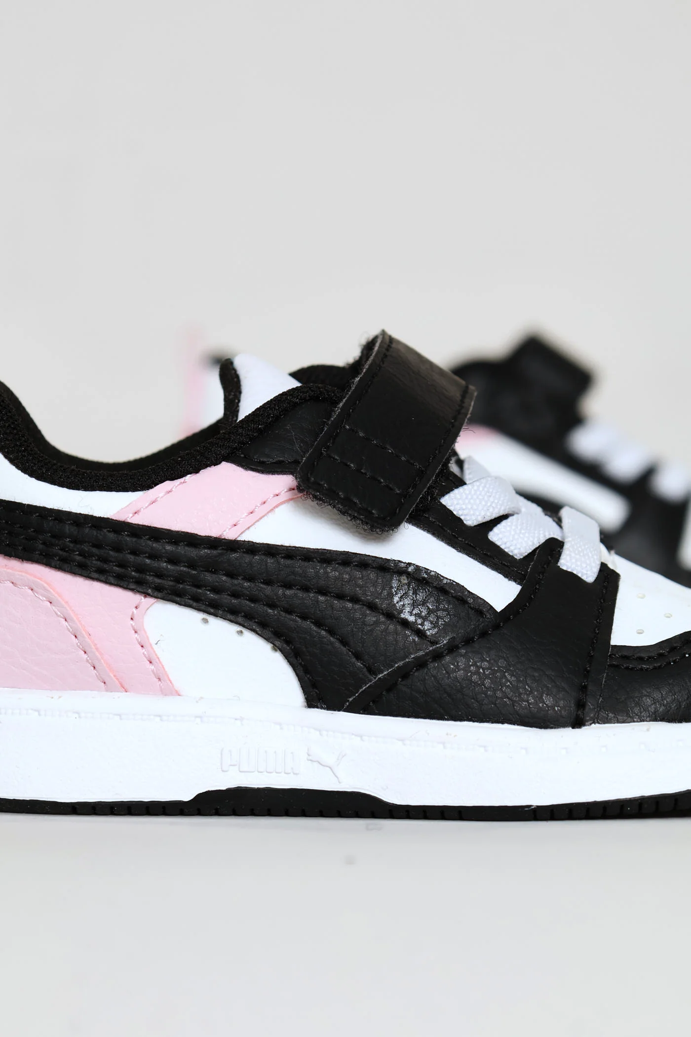 Pre-Girls Rebound V6 Lo Ac Plus Sneaker - Black/Pink - Image 2