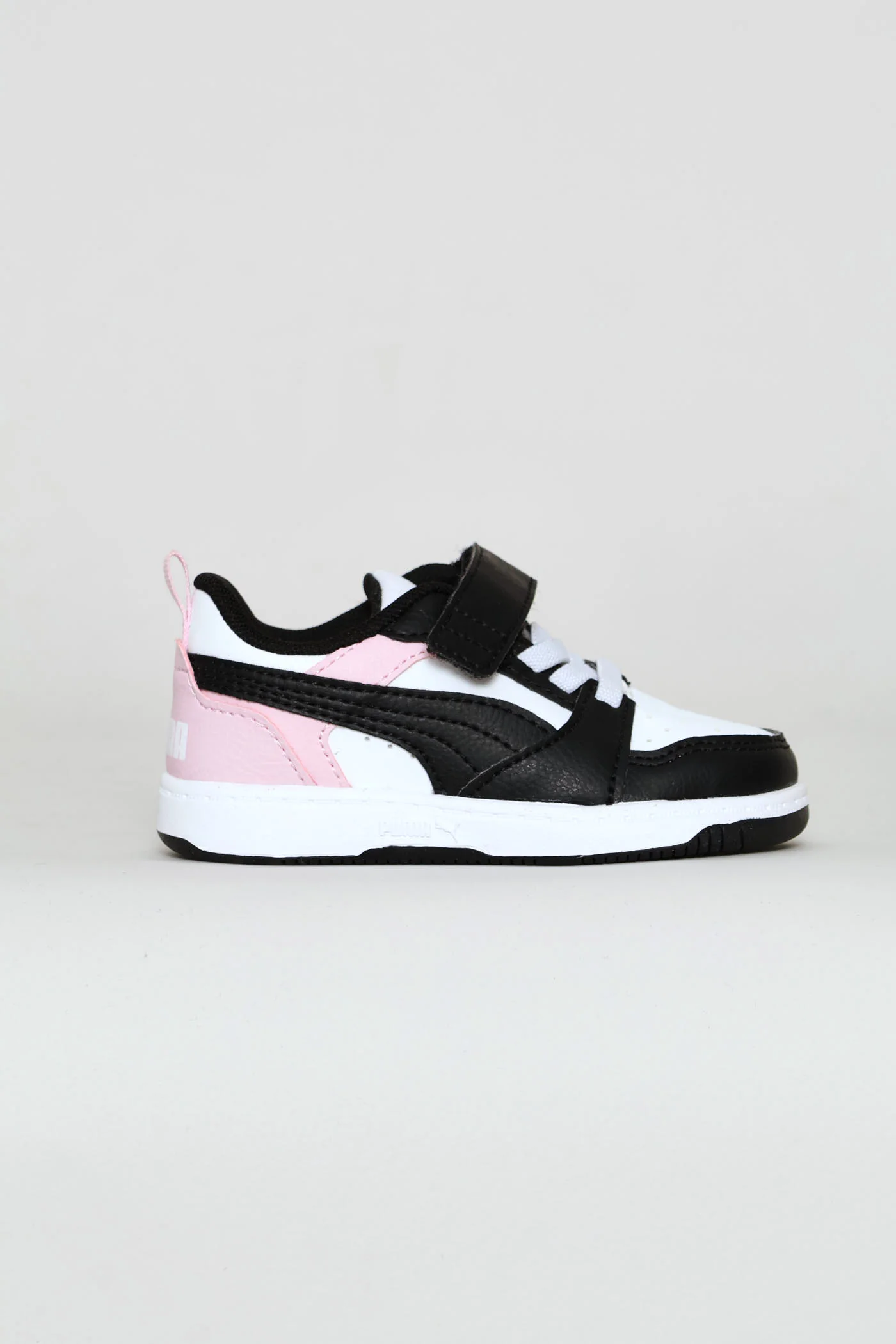 Pre-Girls Rebound V6 Lo Ac Plus Sneaker - Black/Pink - Image 3