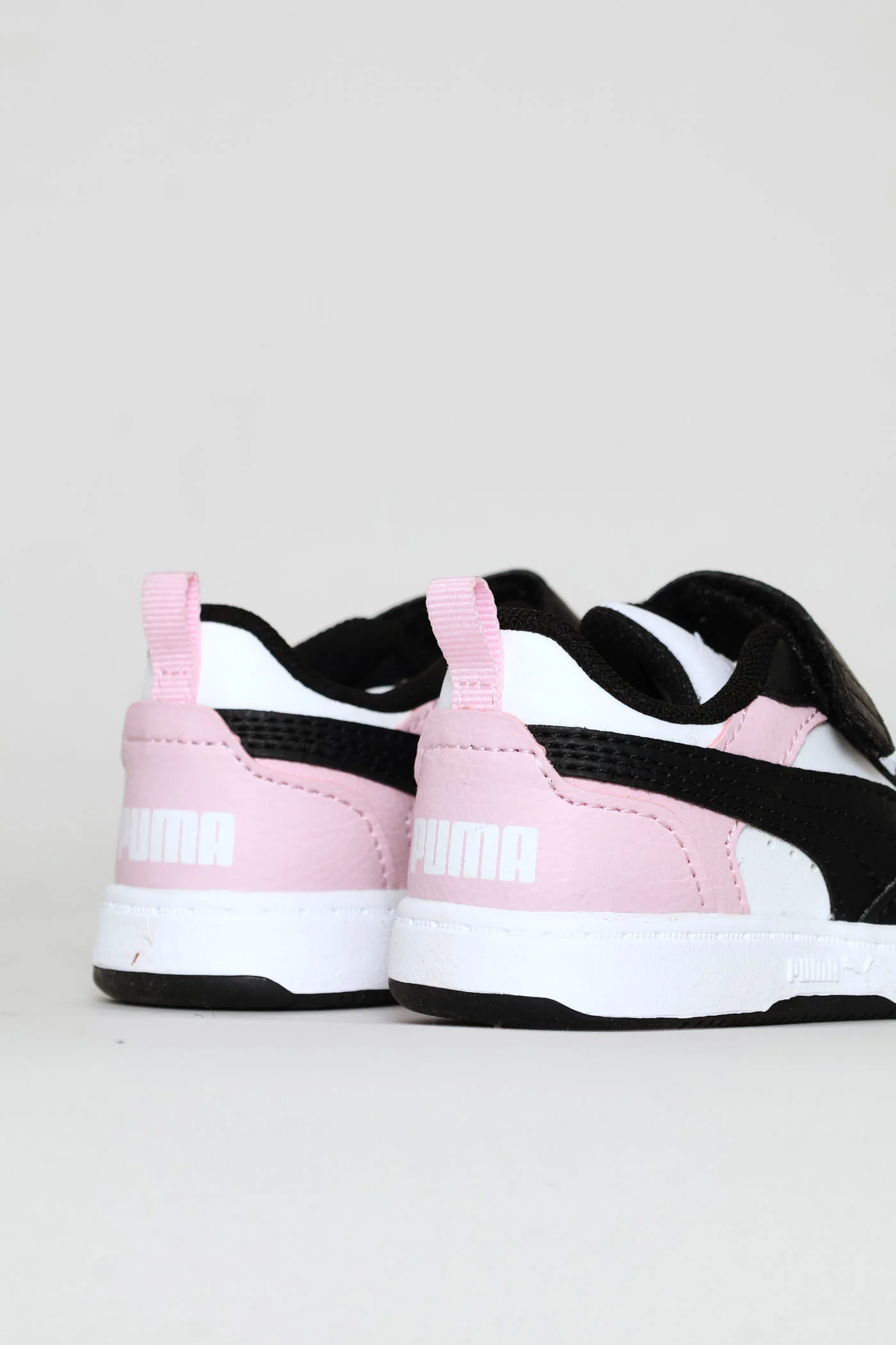 Pre-Girls Rebound V6 Lo Ac Plus Sneaker - Black/Pink - Image 5