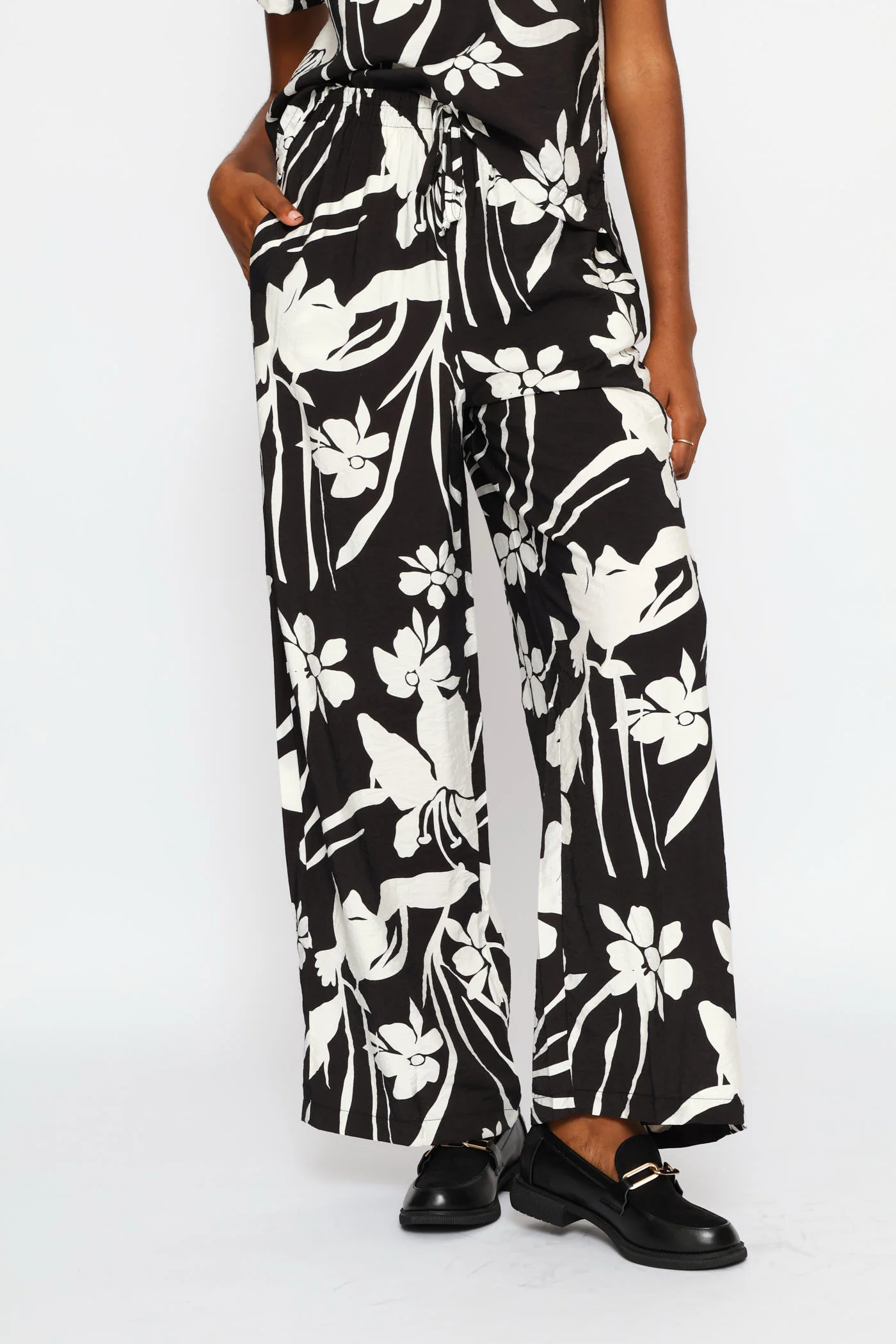 Printed Pull-On Self Belt Wideleg Pant - Black/White - Image 2