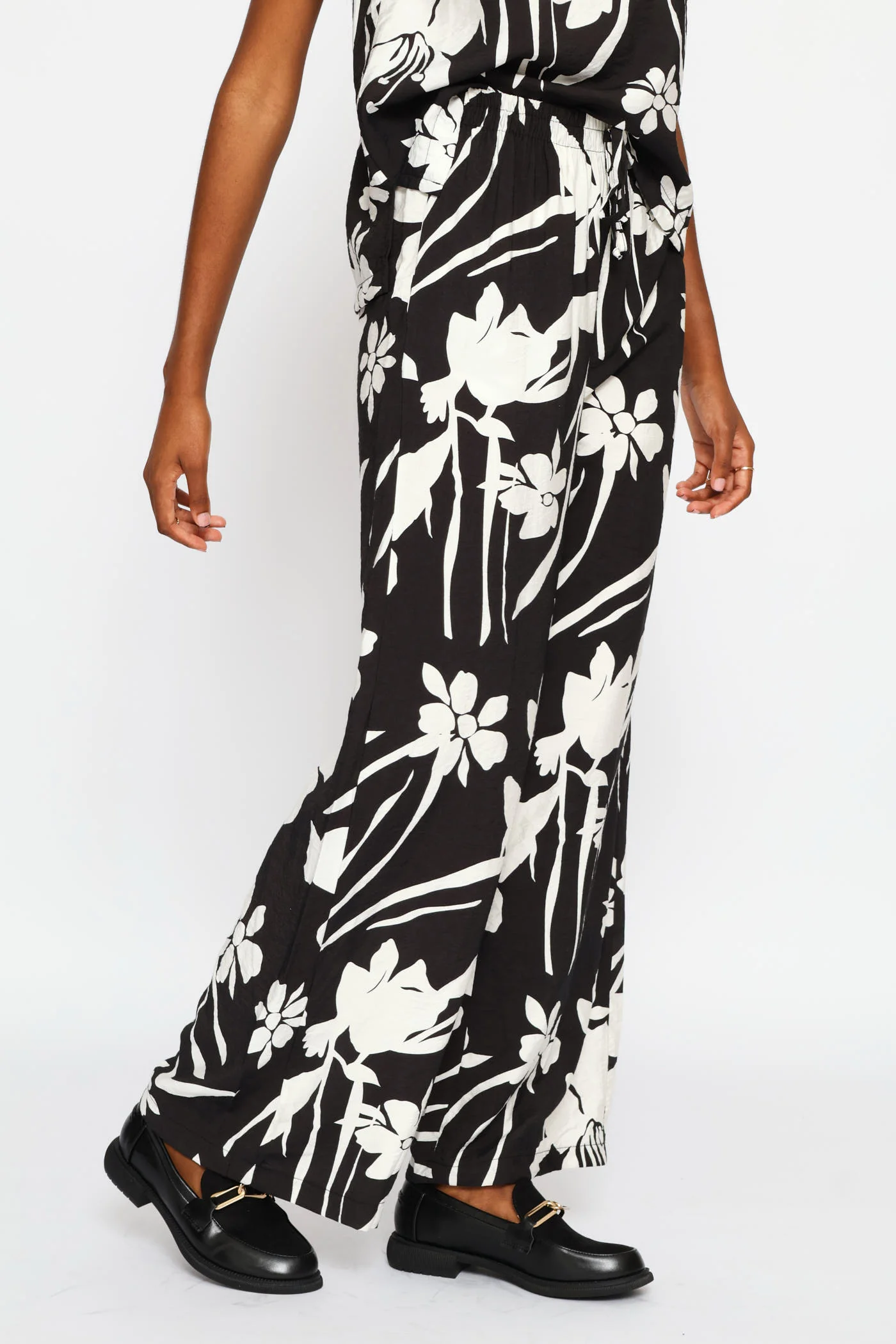 Printed Pull-On Self Belt Wideleg Pant - Black/White - Image 3