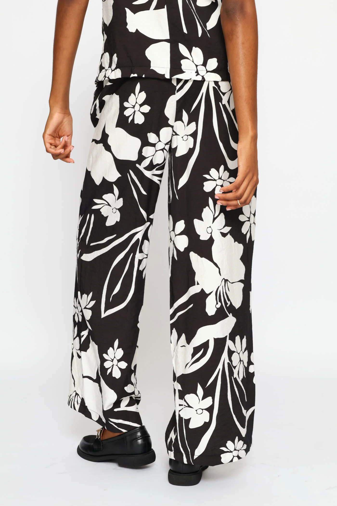 Printed Pull-On Self Belt Wideleg Pant - Black/White - Image 4