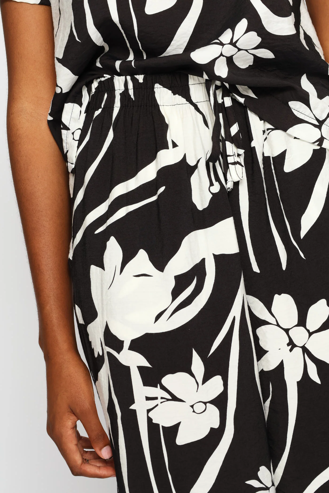 Printed Pull-On Self Belt Wideleg Pant - Black/White - Image 5