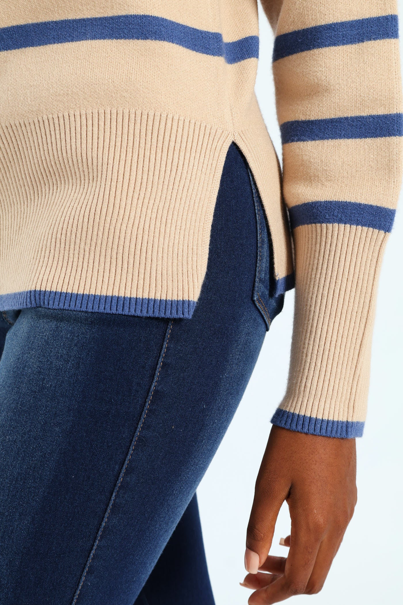 Relaxed Chevron Pullover With Slits & Tipping - Beige/Blue - Image 2