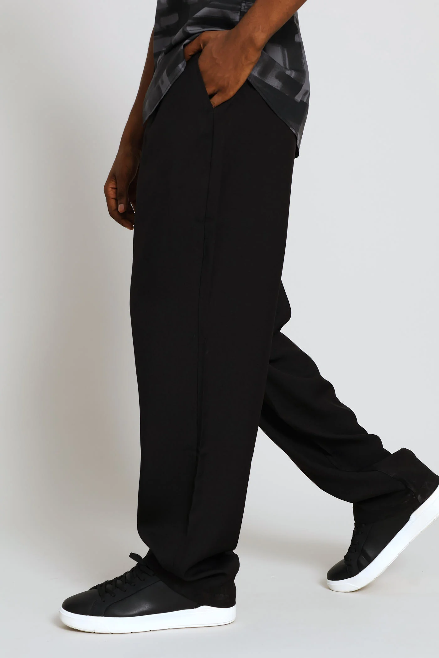 Relaxed Pleated Trouser - Black - Image 2