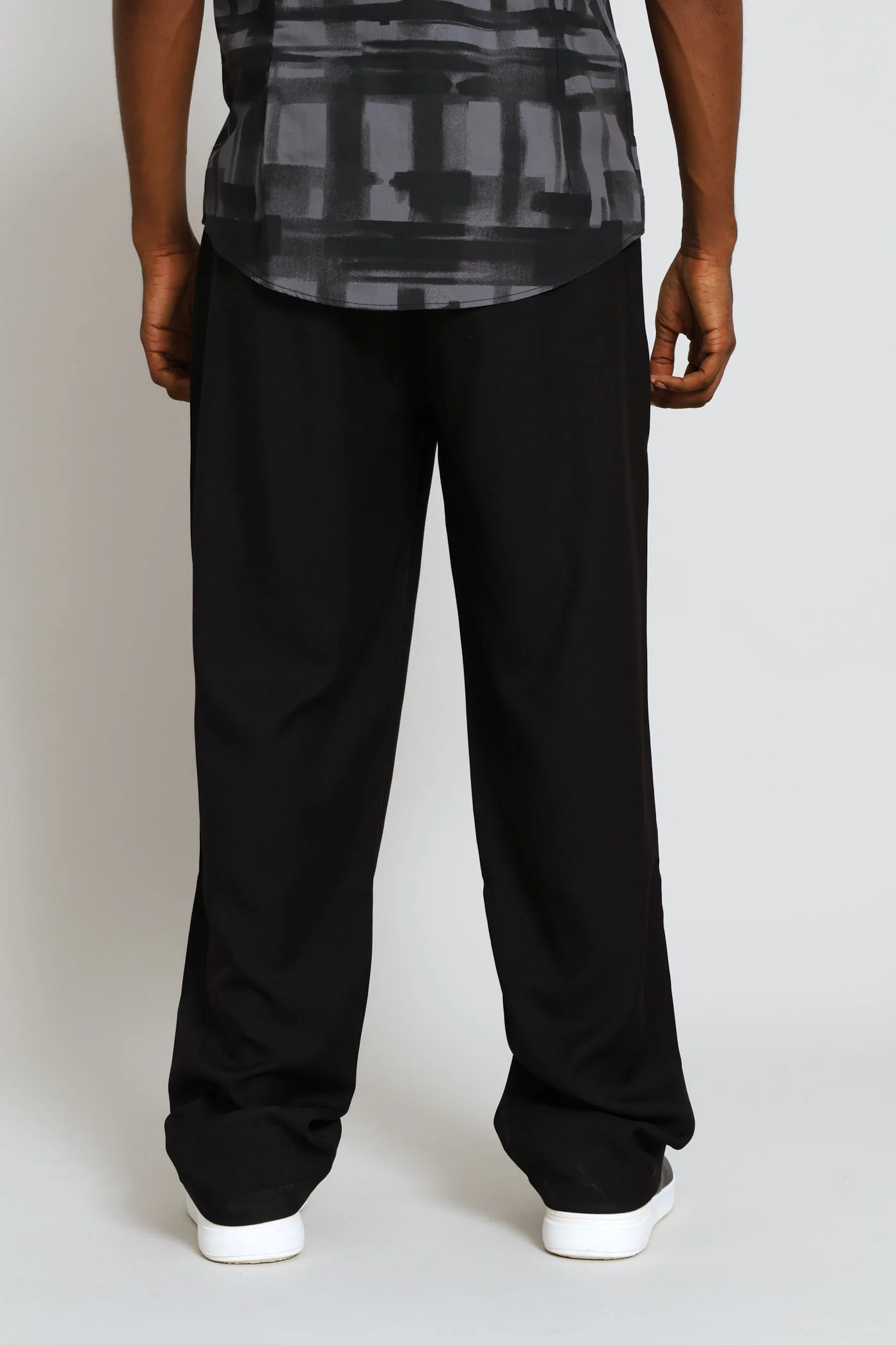 Relaxed Pleated Trouser - Black - Image 4