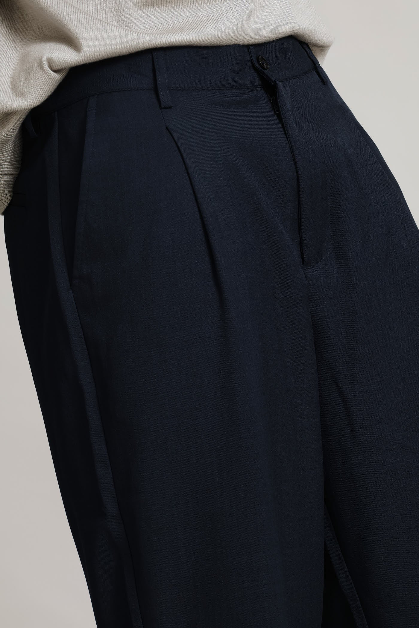 Relaxed Pleated Trouser - Navy - Image 6