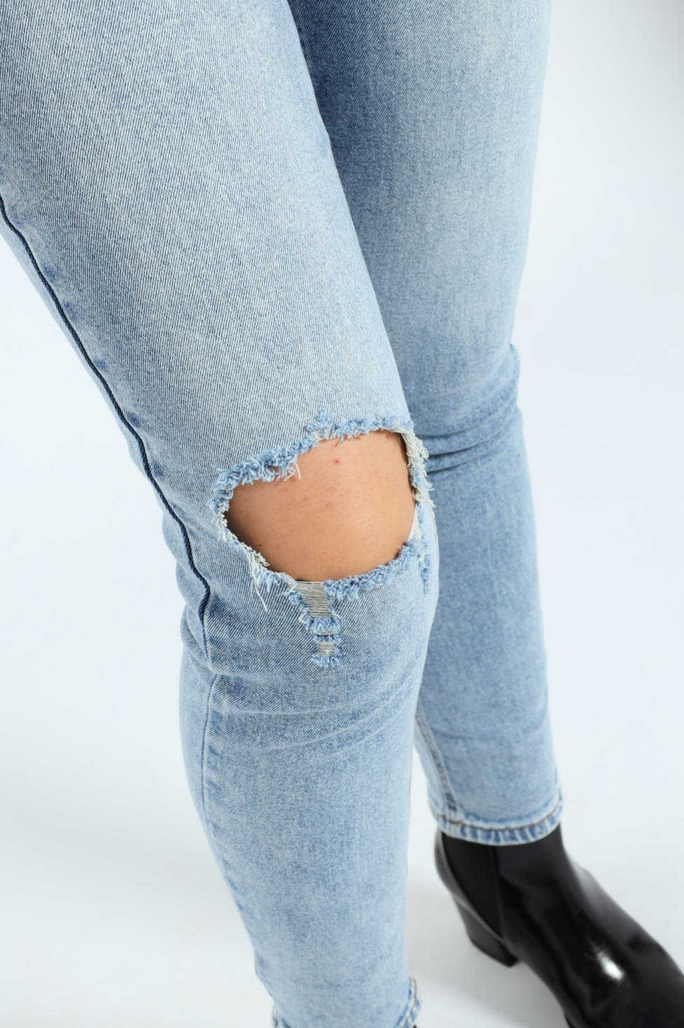 Rip Knee Mom Jean - Light Wash - Image 5