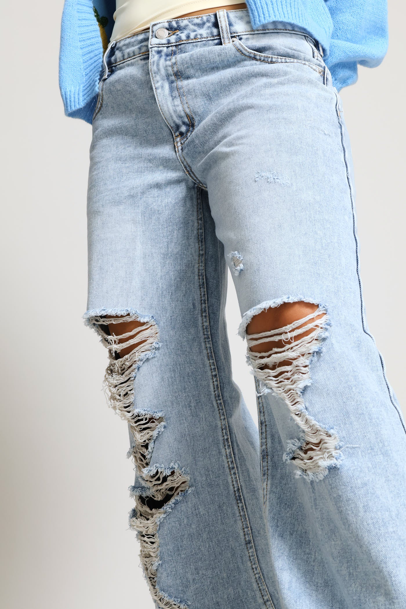 Ripped Boyfriend Jean - Salty Mid Wash - Image 5