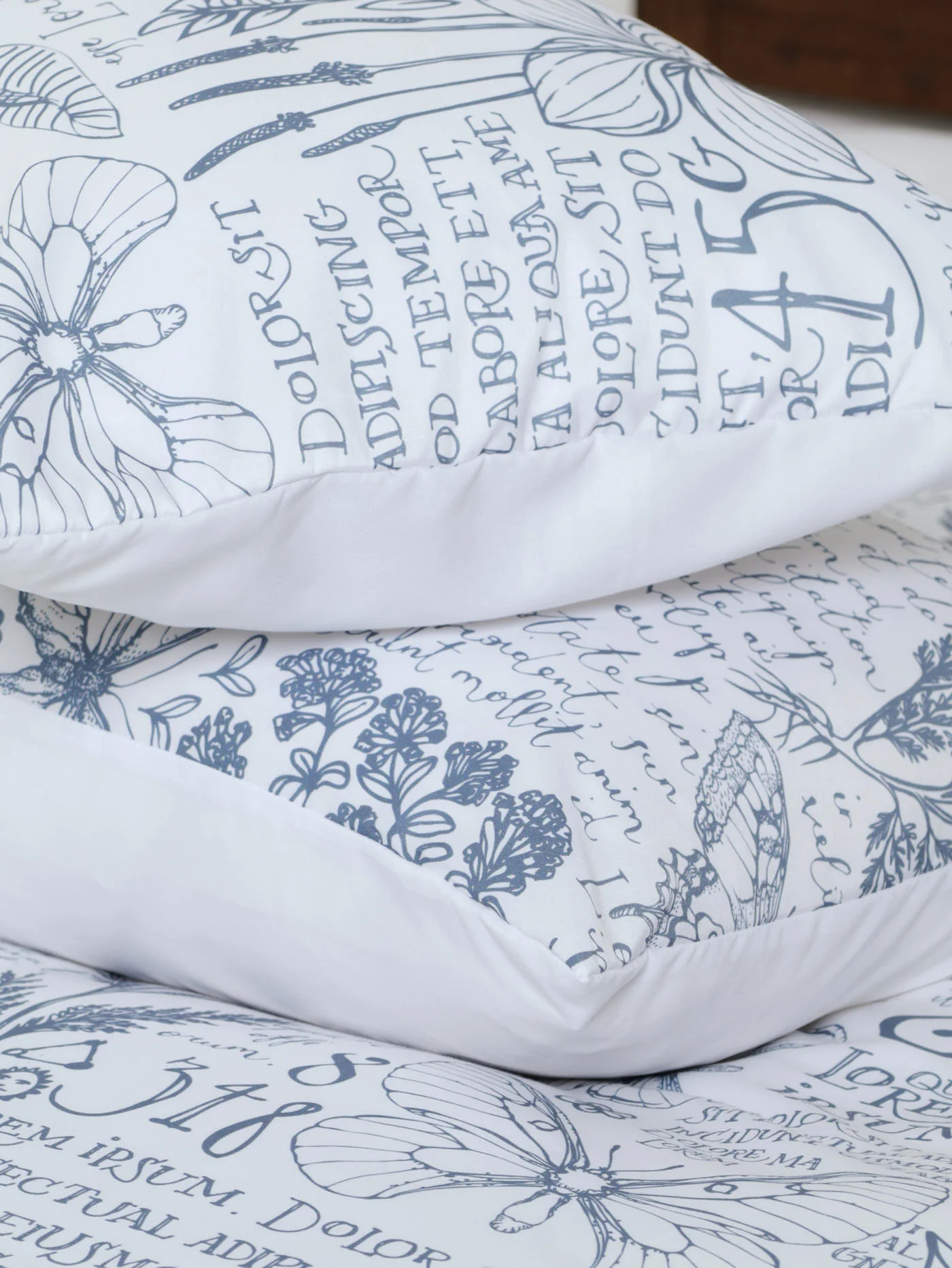 Script Printed Duvet Cover Set - Image 3