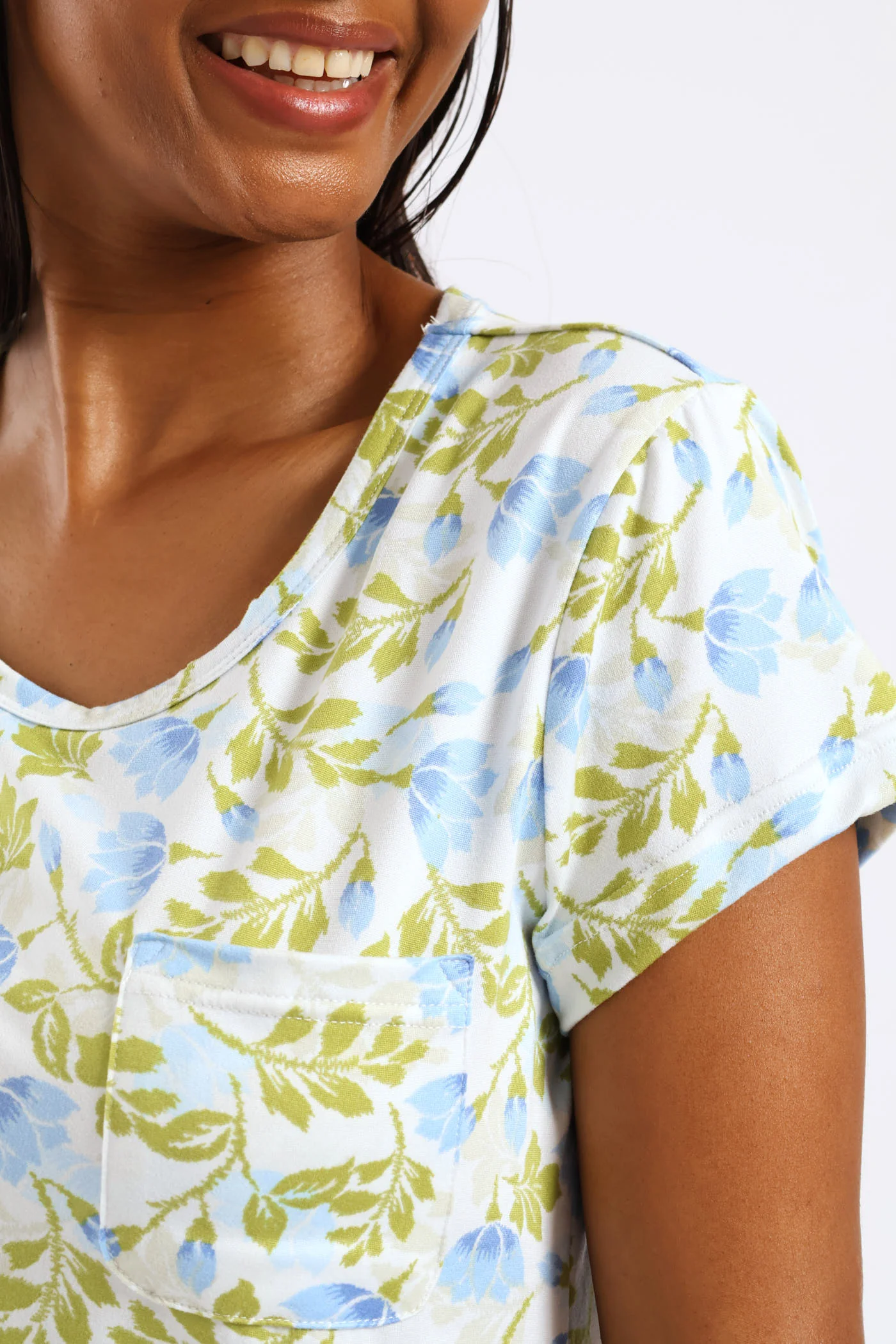 Soft Floral Leaves Print Pocket Tee - Green/Blue - Image 2