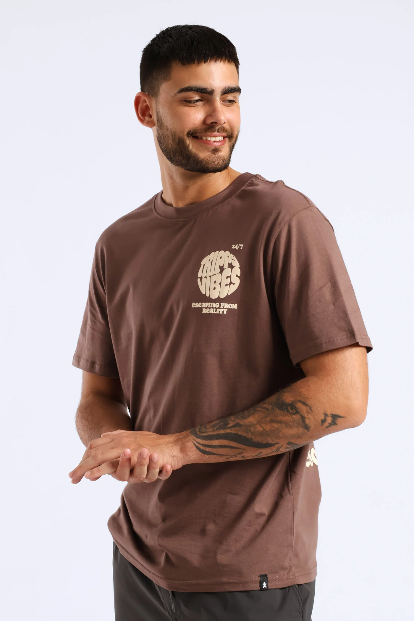 Trippy Vibes Print Tee - Brown - Image 3